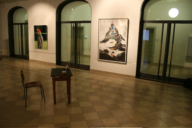 Ausstellungsraum mit Kunstobjekten