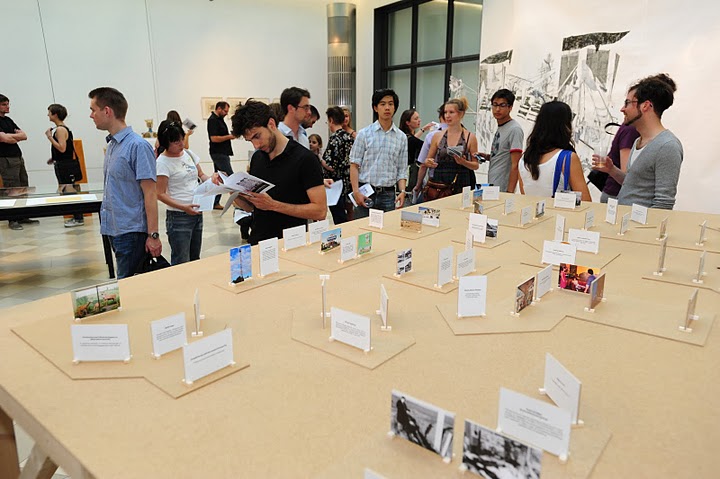 Besucher*innen einer Ausstellung