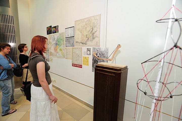 Besucherinnen betrachten Kunstobjekt