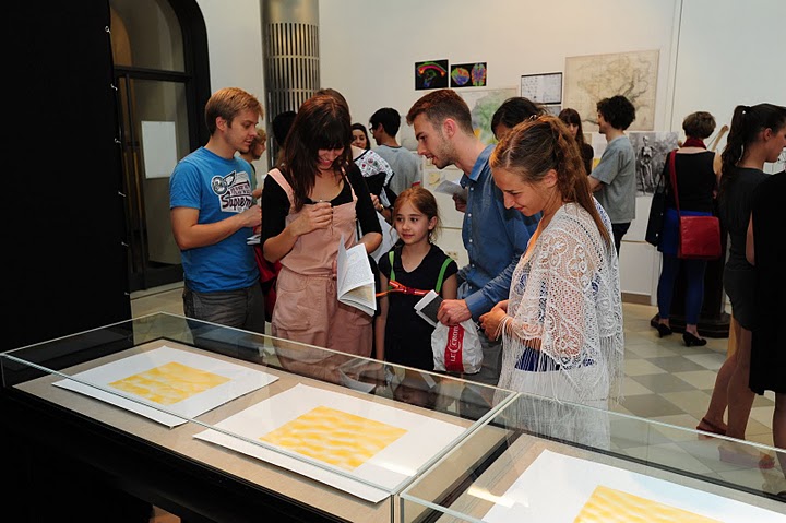 Besucher*innen einer Ausstellung