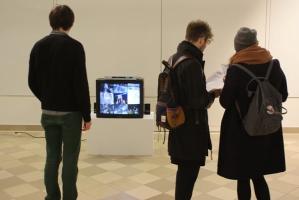 Besucher*innen einer Ausstellung