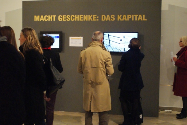 Besucher*innen einer Ausstellung