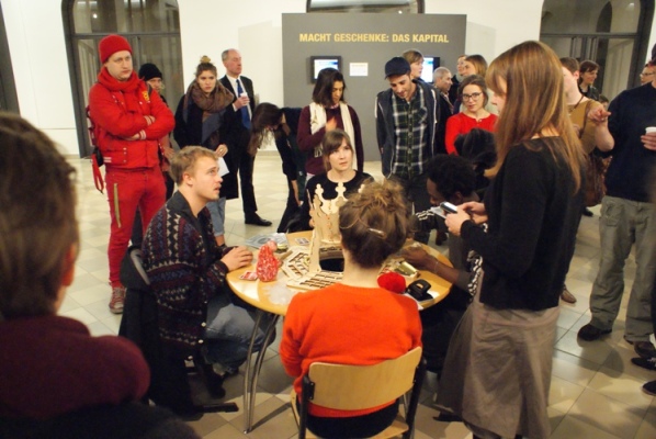 Besucher*innen einer Ausstellung