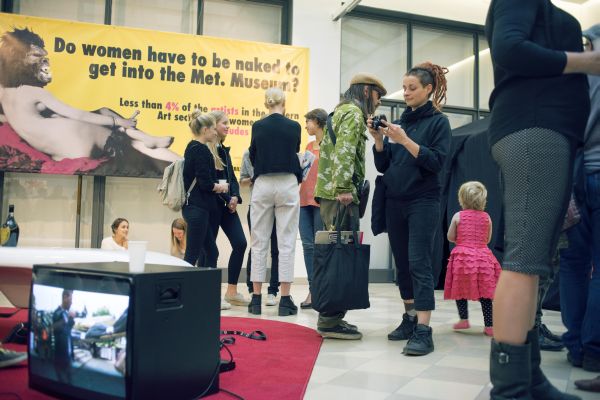 Besucher*innen einer Ausstellung