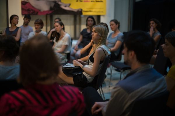 Besucher*innen einer Ausstellung