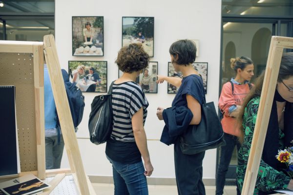 Besucher*innen einer Ausstellung