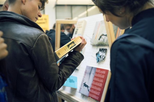 Besucher*innen einer Ausstellung