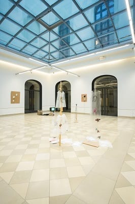 Ausstellungsraum mit Kunstobjekten