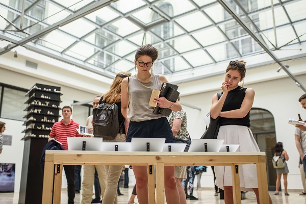 Besucher*innen einer Ausstellung