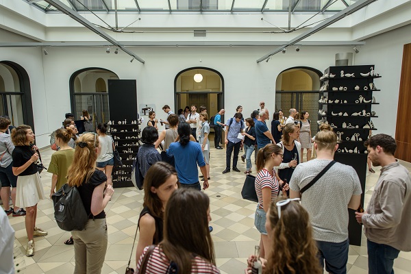 Besucher*innen einer Ausstellung