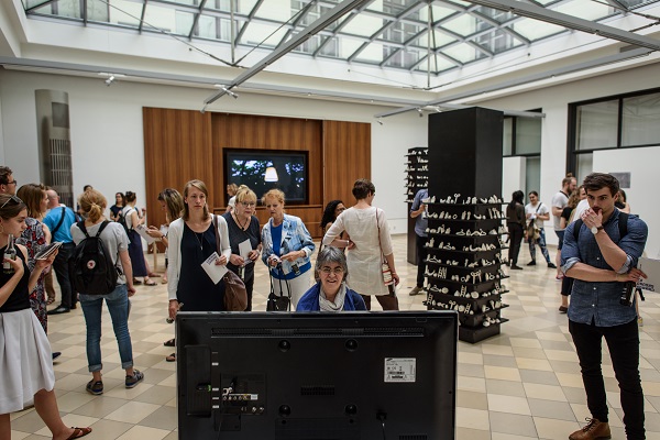 Besucher*innen einer Ausstellung