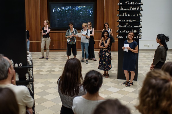 Besucher*innen einer Ausstellung