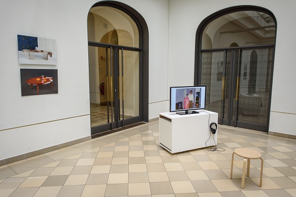 Ausstellungsraum mit Kunstobjekten