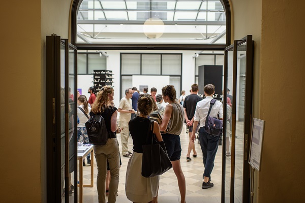 Besucher*innen einer Ausstellung