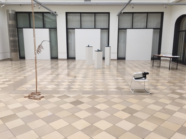 Ausstellungsraum mit Kunstobjekten