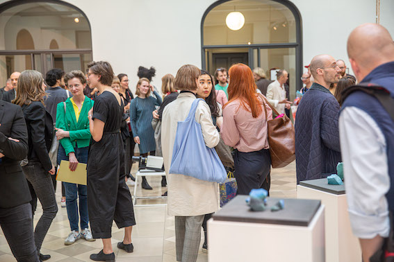 Besucher*innen einer Ausstellung