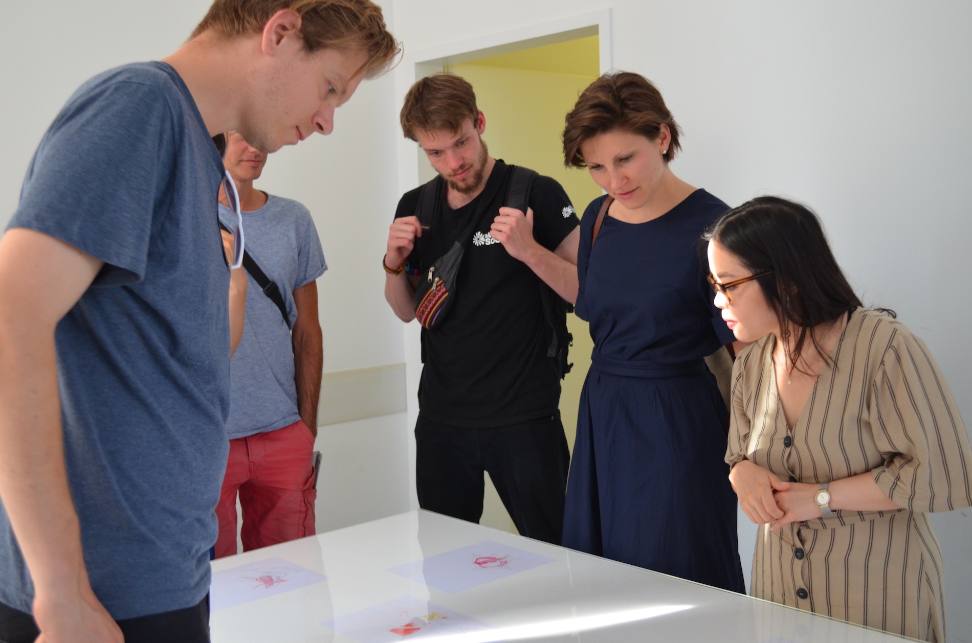 Besucher*innen in dem Ausstellungsraum