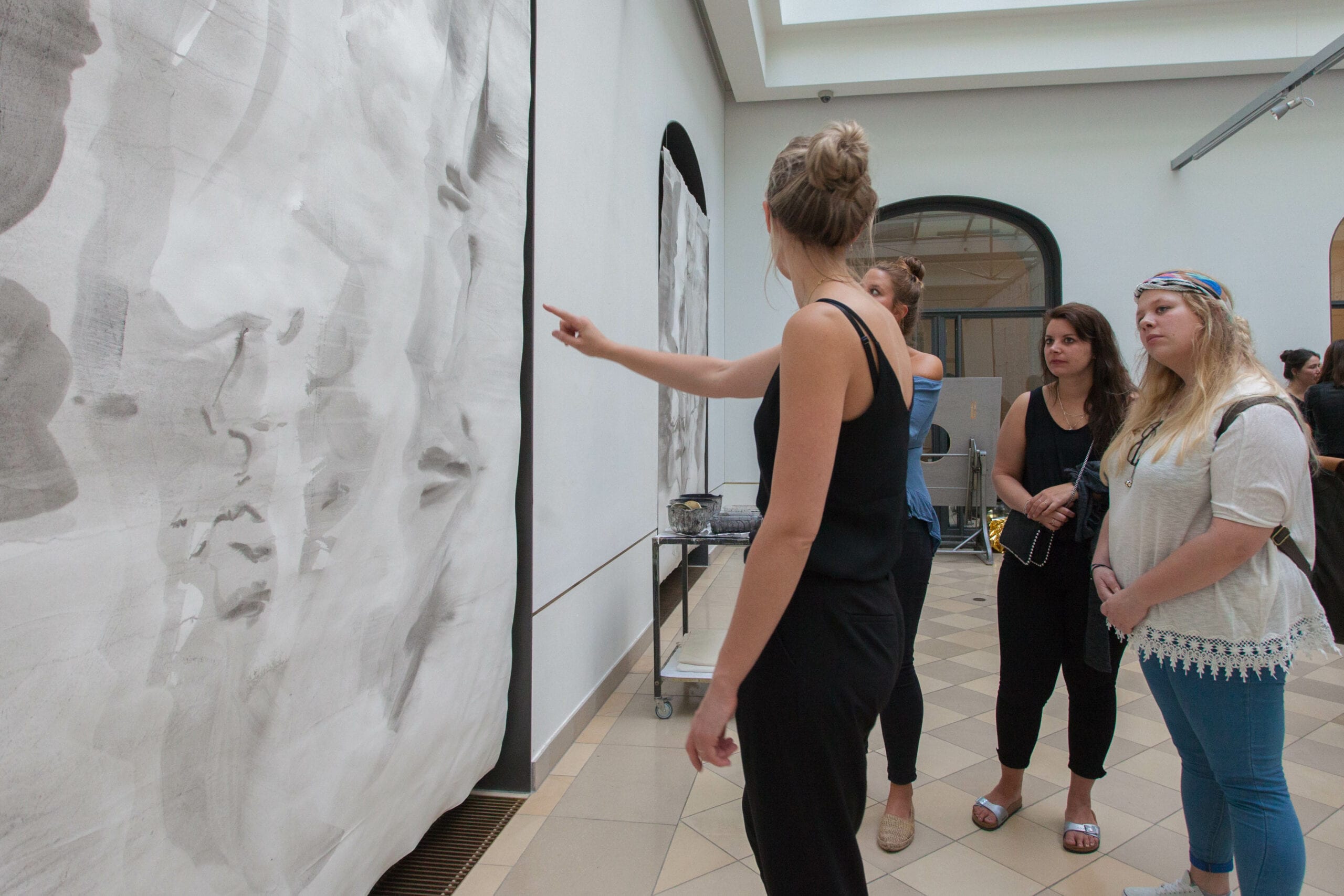 Ausstellungsansicht mit Besucher*innen