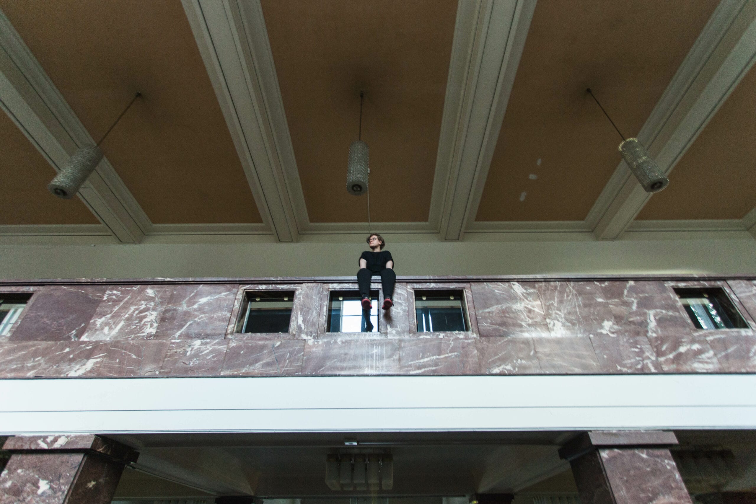 Performer*in im Treppenhaus der Universität